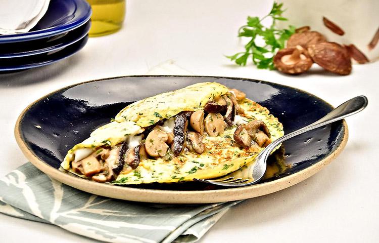 Às vezes nos faltam ideias do que fazer para nossas refeições diárias, não é? Que tal experimentar um omelete com cogumelos? Veja como fazer!