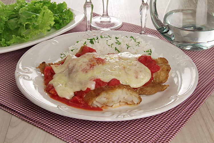A receita de parmegiana de peixe é ideal para um almoço com muito sabor e suculência! Clique, confira a receita e faça agora mesmo na sua casa!