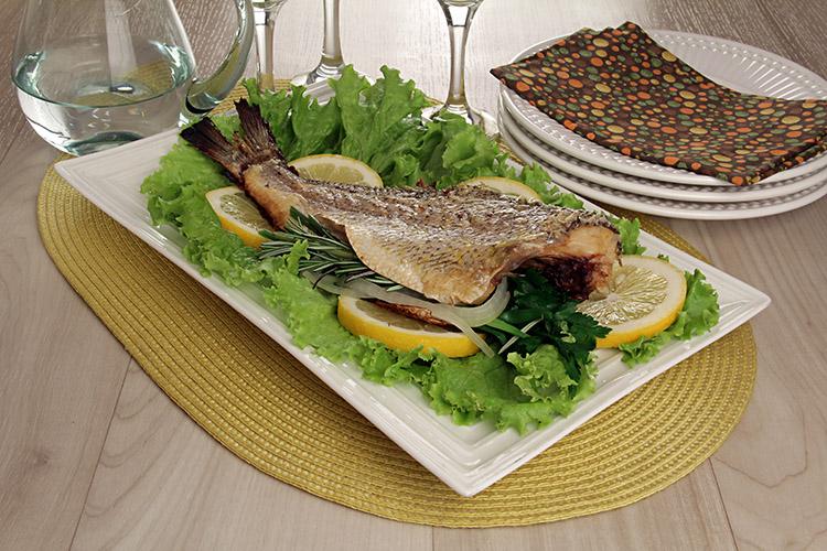 Quer fazer uma receita saudável, saborosa e surpreender toda a família? A receita de peixe assado com ervas é ideal! Confira e faça em casa!