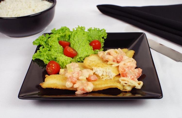 Ainda não sabe o que vai fazer para o almoço de hoje? Prepare esta receita de peixe com molho de camarão! Além de fácil, ela é muito saborosa!