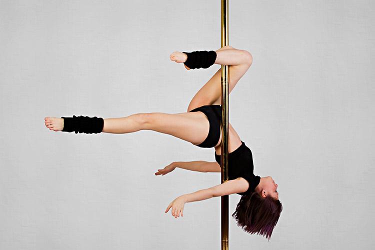 O pole dance é bom para tudo: modela o corpo, dá flexibilidade e equilíbrio, aumenta a sensualidade e fortalece a autoestima