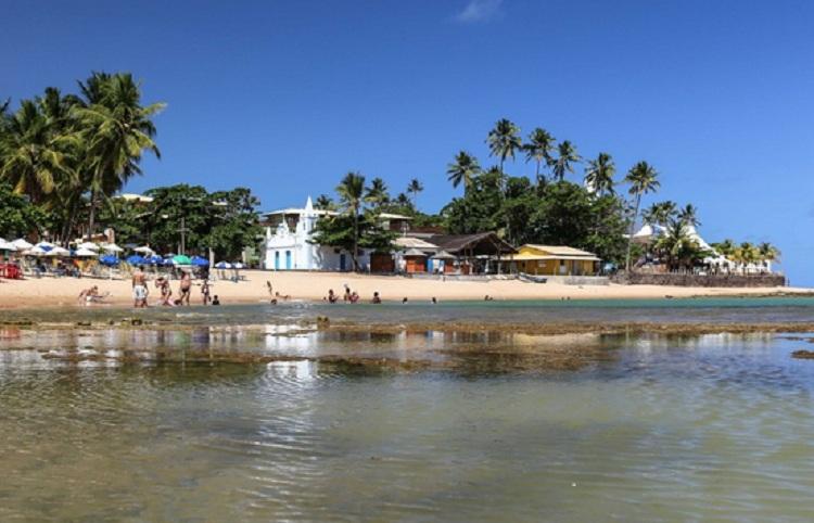 A 80km da capital Salvador, na Bahia, o distrito de Praia do Forte reserva belezas como sol o ano inteiro e coqueiros que criam um visual de tirar o fôlego!