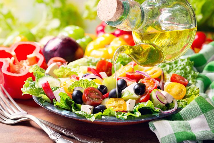 Descubra quais alimentos das saladas são mais indicados para a sua idade e dê adeus aos males que atrapalham a nossa vida: TPM, ansiedade e menopausa