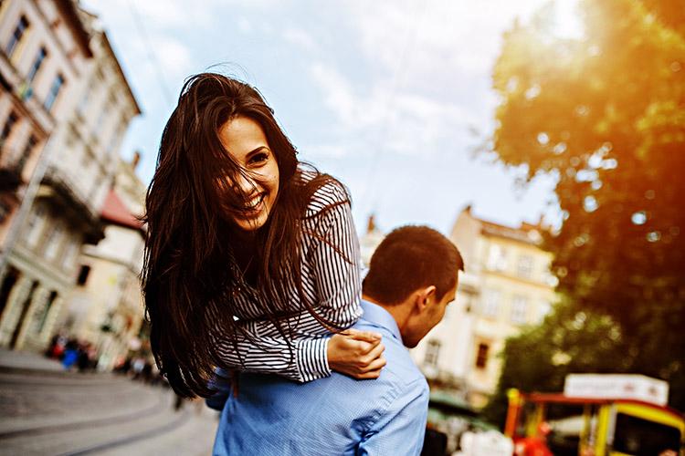 Relacionamentos ou saúde? O que causa mais felicidade? Confira o que uma pesquisa realizada em Londres com 20 mil pessoas constatou.