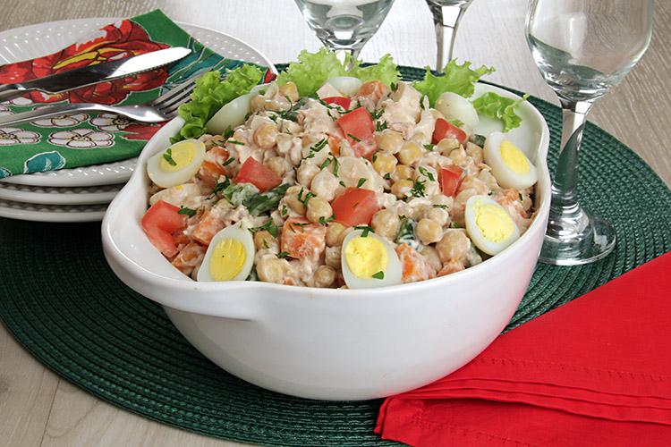 A salada de grão-de-bico é completa e vale por uma refeição! Tem atum, ovos cozidos, cenoura e pimentão! Confira e faça agora mesmo na sua casa!
