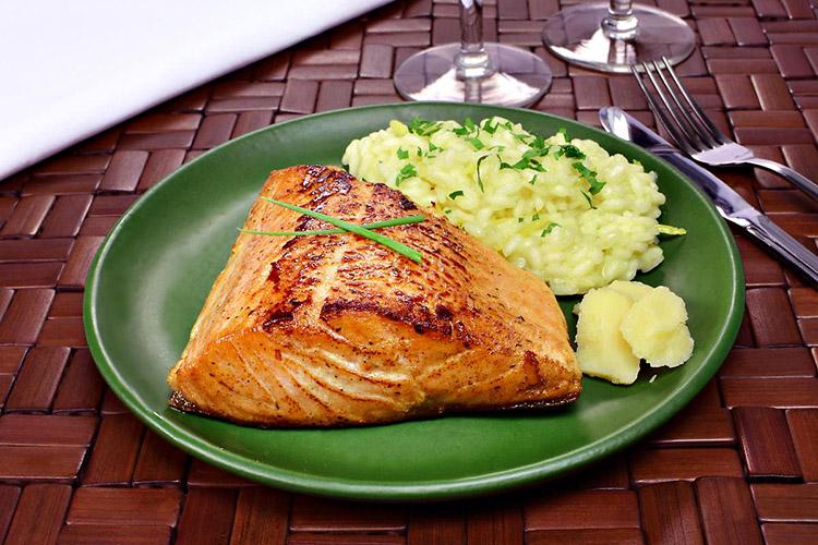 O salmão com risoto de parmesão é um prato diferente e ótima opção parar servir para seus convidados! Que tal experimentar? Veja como fazer!