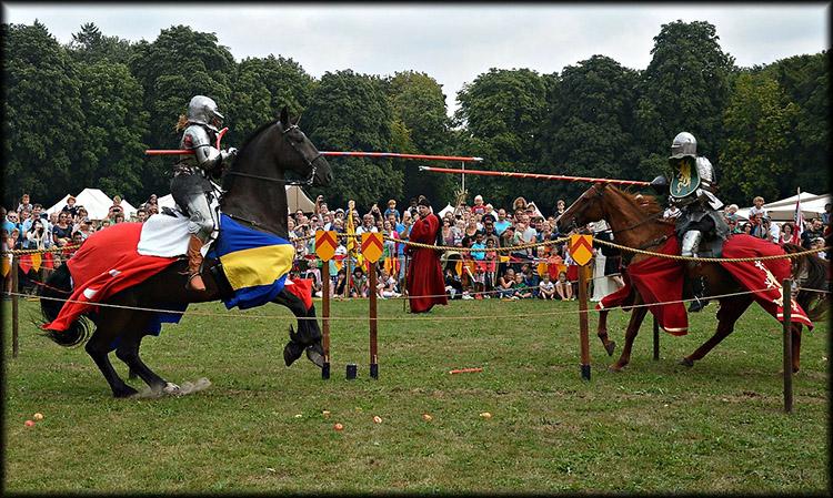 Surgidos como forma de exercitar as habilidades militares dos guerreiros, os torneios de cavalaria se tornaram mais tarde um evento festivo