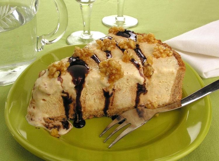 Prepare uma sobremesa fácil e saborosa neste fim de semana! Esta torta crocante de sorvete vai agradar a todos os paladares! Veja os ingredientes:
