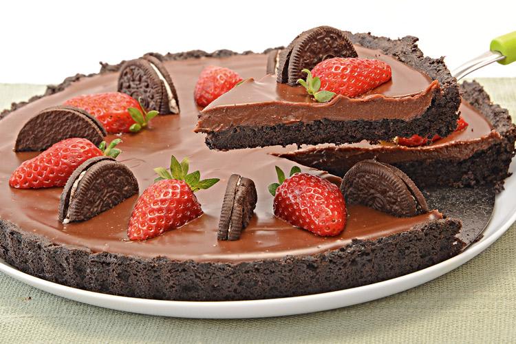Aprenda esta receita de torta de Oreo® com chocolate e morango, que é uma opção maravilhosa de sobremesas para as festas de final de ano!