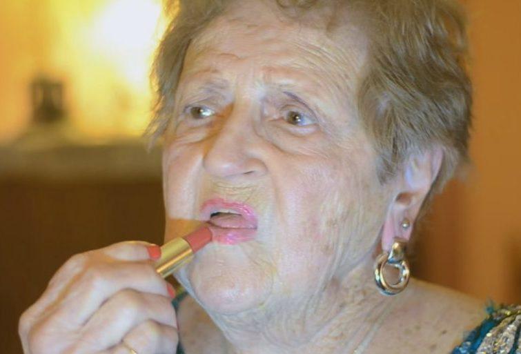 A vovó youtuber Lill (Grandma Lill), está conquistando milhões de seguidores no Youtuber com seus tutoriais de maquiagem. Confira!