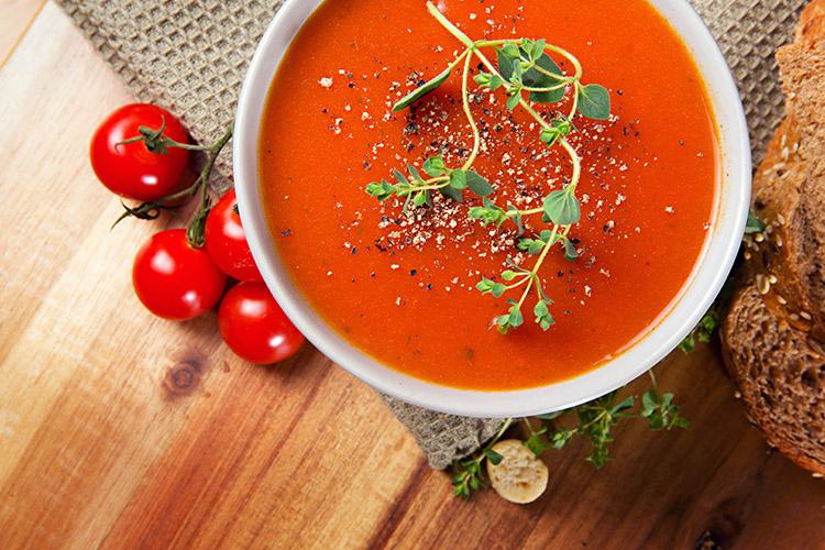 Além da maciez, da textura e da cor incrível, o tomate conta com nutrientes essenciais ao bom funcionamento do corpo. Confira!