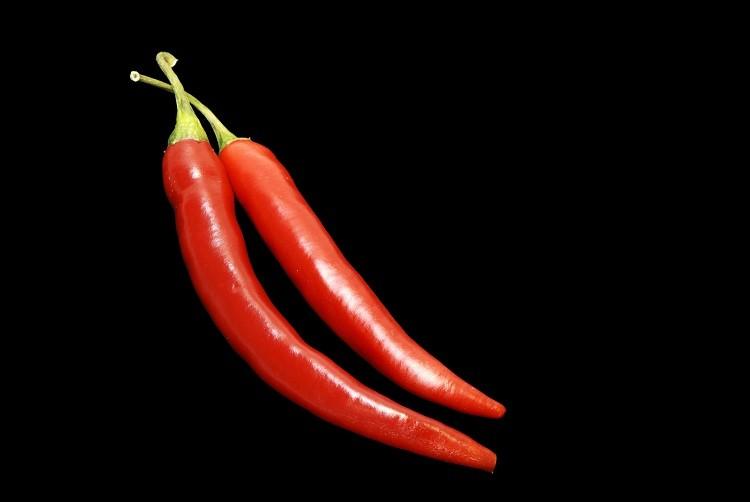 O efeito termogênico da pimenta ajuda a estimular a queima calórica! Algumas gotas ou uma pitada: isso basta para que faça efeito no organismo!