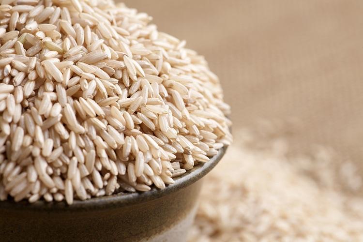 Você sabia que no processo de produção do arroz branco, o grão integral é polido até perder sua casca? Junto com ela são perdidos muito nutrientes. Veja!