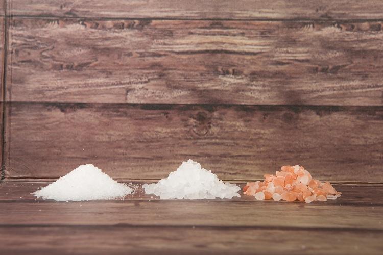 Em grandes quantidades, o sal é prejudicial principalmente para quem sofre de hipertensão. Saiba o por que isso acontece!