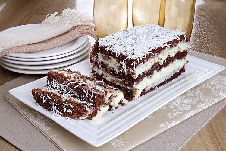 Aprenda a fazer um receita deliciosa de bolo prestígio gelado! Tem recheio, calda e cobertura! É irresistível! Clique e confira!