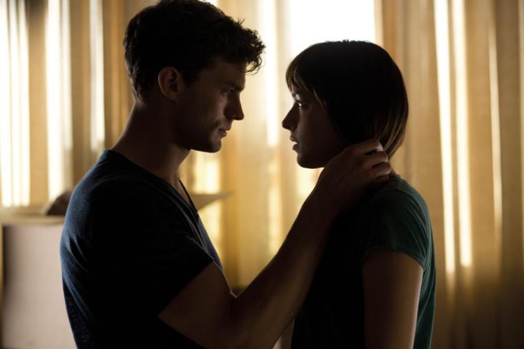 Cinquenta Tons Mais Escuros, sequência do longa Cinquenta Tons de Cinza, ganhou dois novos trailers legendados, que destacam a ex de Christian Grey.