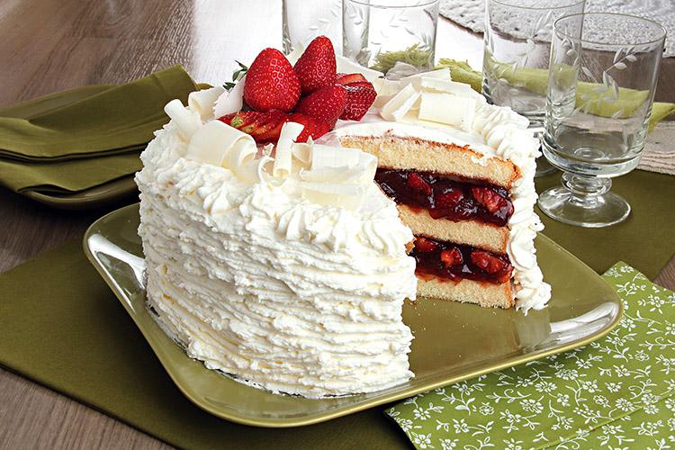 Aprenda a fazer um delicioso bolo de festa. Esse Bolo com geleia caseira de morango é fácil de fazer e vai ser um sucesso em sua festa. Todos vão adorar!