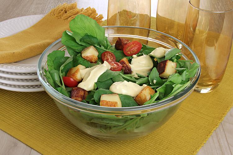 Quer fazer uma salada rápida e deliciosa? Aprenda a preparar a salada de folhas com queijo coalho em apenas 15 minutos! Clique e confira a receita!