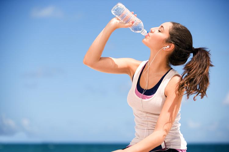 Saiba como a ingestão da quantidade correta de água por dia pode ajudar o seu corpo a se livrar das toxinas e, ainda por cima, perder peso!