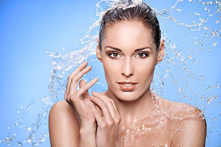 É uma das queridinhas nos cuidados com a pele e a maquiagem, mas você sabe para que serve a água termal? Confira seus usos e benefícios!