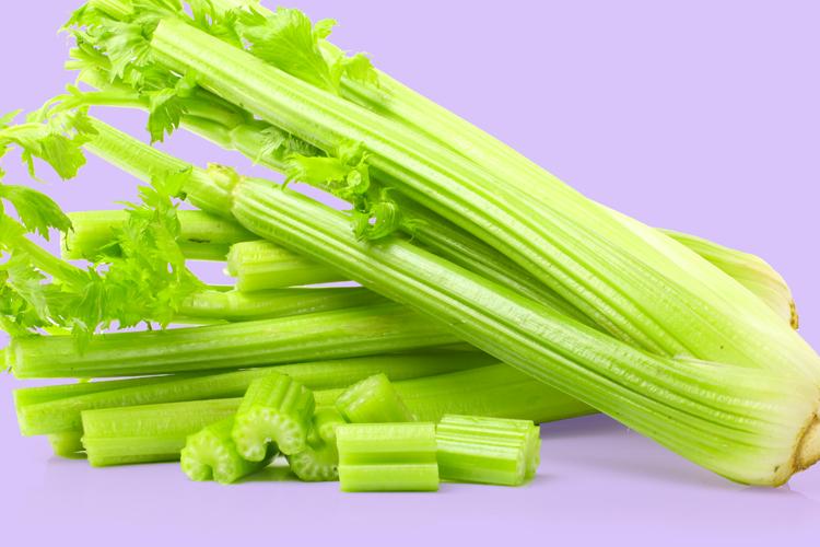 Pobre em calorias e com muitos benefícios para a saúde a verdura é ideal para o cardápio diário! Confira uma receita de salada para consumir o aipo!