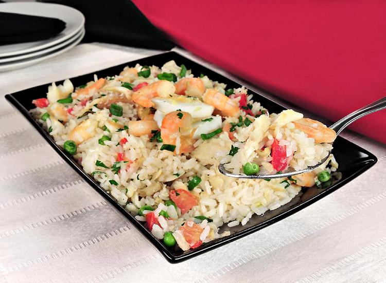 Que tal um sabor diferente para deixar seu arroz mais gostoso? Arroz com bacalhau e camarão deixa sua refeição mais saborosa! Faça para seus convidados!