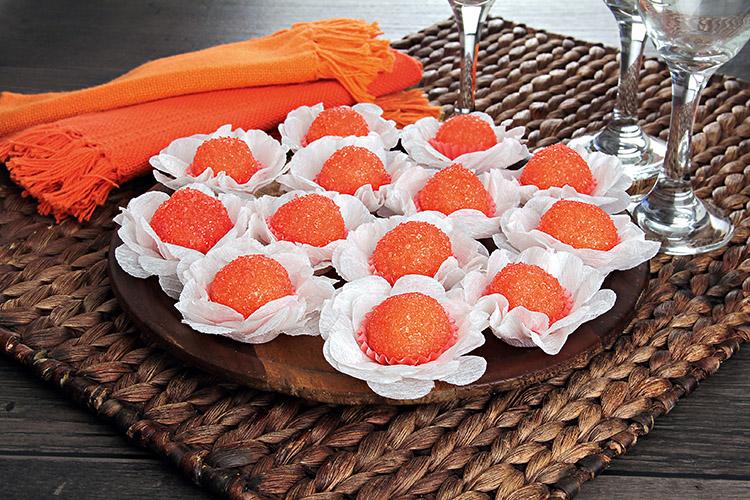 Quer inovar na hora de fazer os docinhos da festa? Nós te ensinamos uma receita de beijinho de laranja que é fácil de fazer! Clique e confira!
