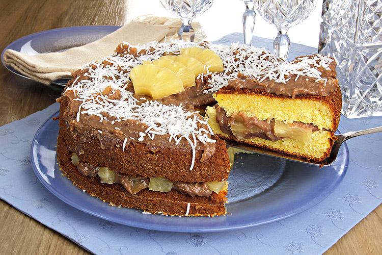 Aprenda a fazer o bolo de abacaxi com coco! Ele é fácil, fica uma delícia e serve toda a família! Clique e confira a receita!