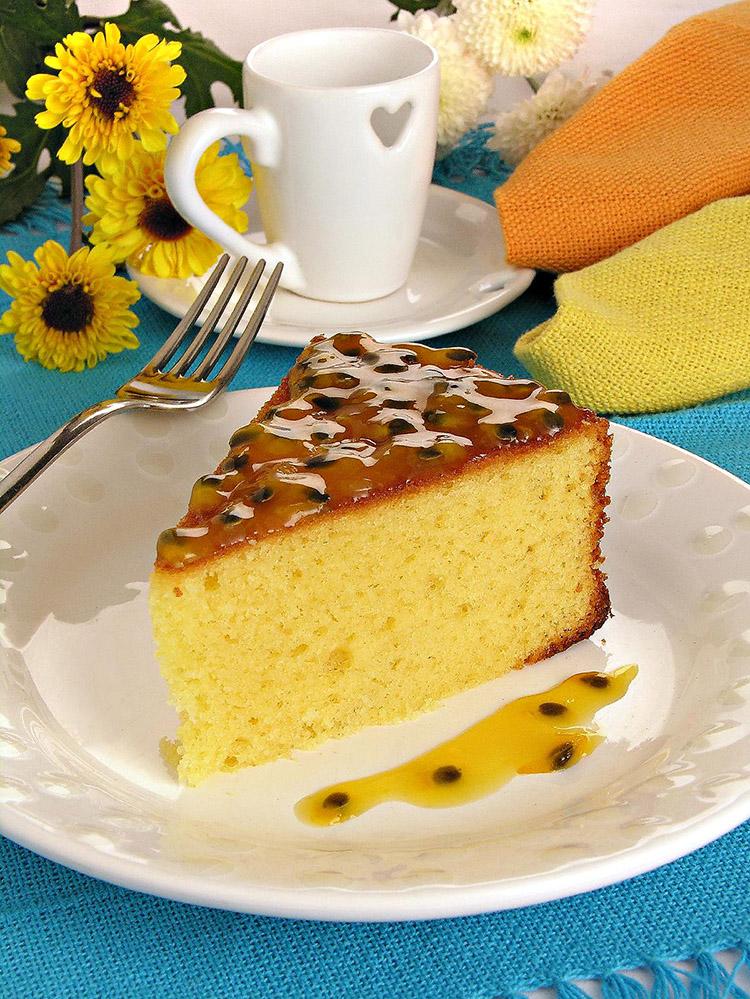 Um bolo fácil de fazer e muito gostoso é o ideal para quem quer praticidade sem abrir mão do sabor. Veja como fazer bolo de maracujá com mel e experimente!
