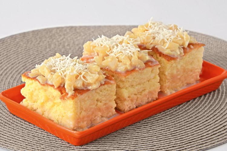 Aprenda agora mesmo esta receita de bolo toalha felpuda de abacaxi, que além de ser muito fácil e prático de fazer, é uma delícia para toda família!