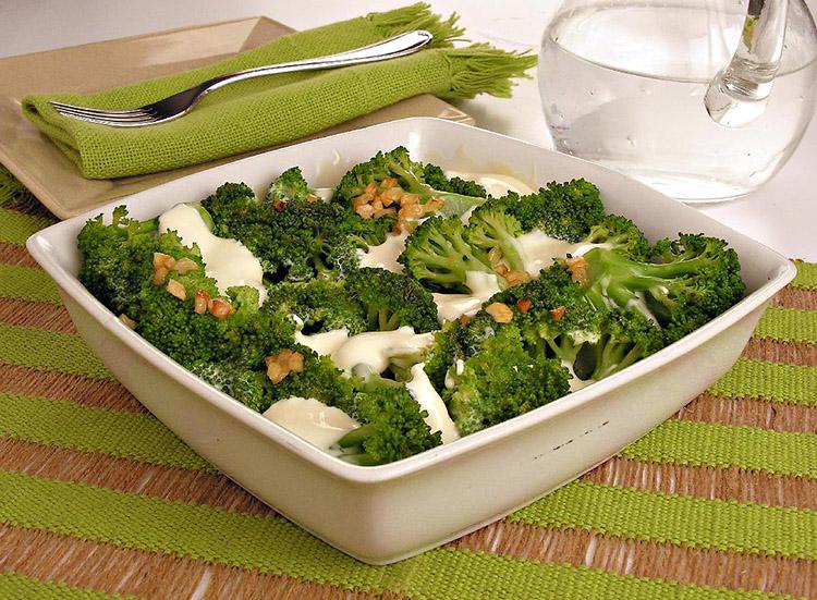 Legumes e verduras fazem parte da nossa alimentação e deixam qualquer refeição mais saborosa e completa.Veja como fazer brócolis ao requeijão e experimente!