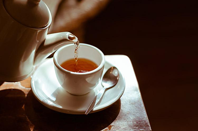 Nada melhor do que tomar um chá para relaxar não é mesmo? Ainda mais sabendo que eles podem te ajudar (e muito!) na luta contra a balança!