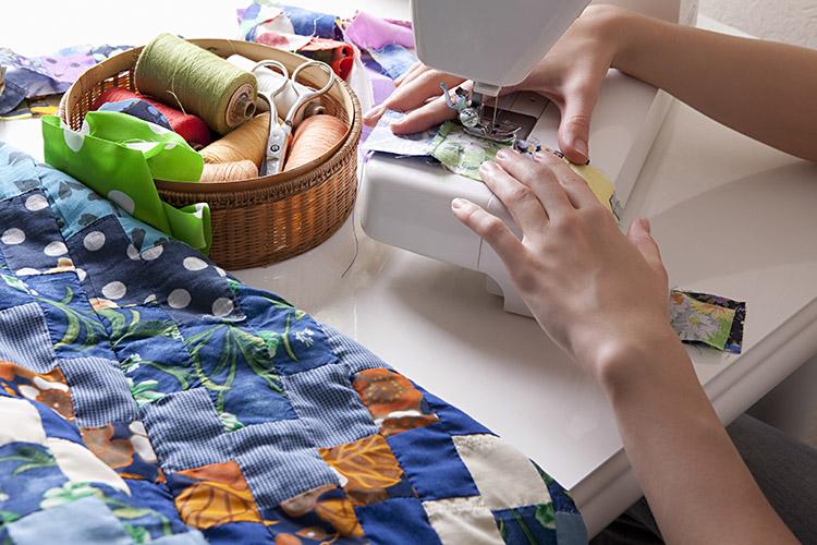 Tem vontade de costurar suas próprias roupas ou consertá-las em casa? Então, confira o que você precisa ter para começar e invista!