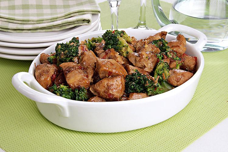 A receita de frango com brócolis e pimentão é prática, rápida e suculenta! É melhor: serve 6 porções! Clique, confira e faça em casa!
