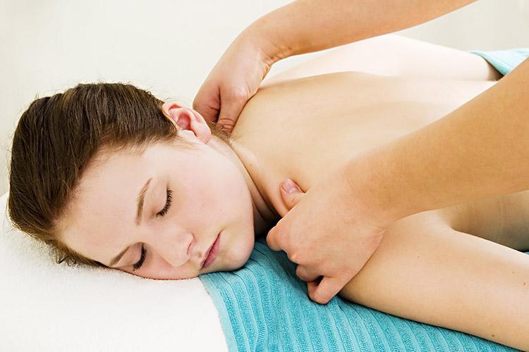 Utilizando principalmente os dedos para fazer pressão em outras partes do corpo, a massagem por técnica shiatsu ajuda a combater o estresse e a ansiedade