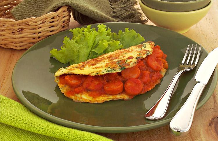 Na correria do dia a dia ter uma receita rápida e deliciosa para fazer é uma mão na roda. Veja a receita de omelete com recheio de salsicha e experimente!