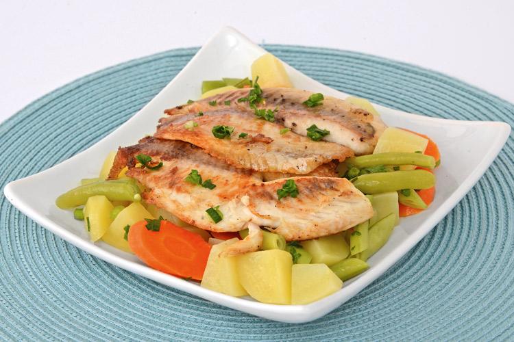 Aprenda agora mesmo esta receita de peixe grelhado com legumes, que além de ficar uma delícia, é uma opção saudável e barata para as refeições!