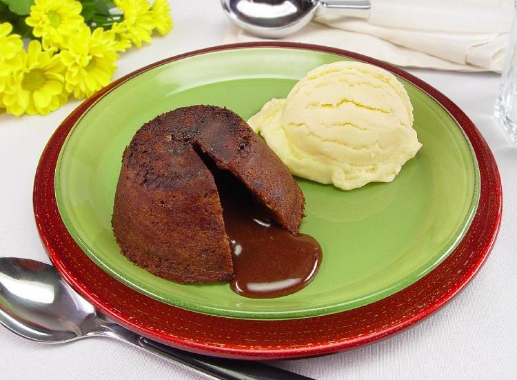 Prepare uma sobremesa incrível em apenas 30 minutos! Faça esse petit gâteau de chocolate com sorvete e deixe todos encantados! Veja os ingredientes: