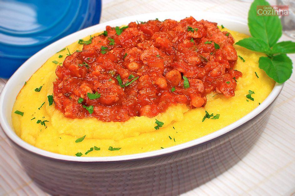 Confira esta receita de polenta com ragu de linguiça, que além de ficar uma delícia, é um prato completo que vai agradar a toda sua família!