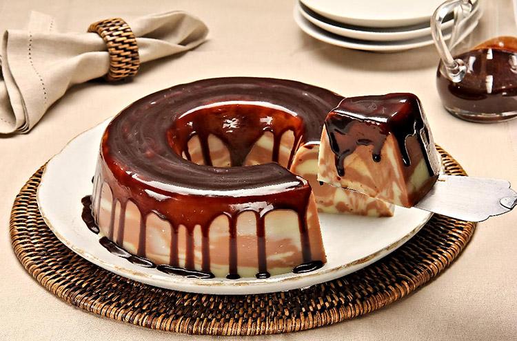Nos almoços em família ou com os amigos não pode faltar uma boa sobremesa, não é mesmo? Experimente o pudim mesclado de chocolate!