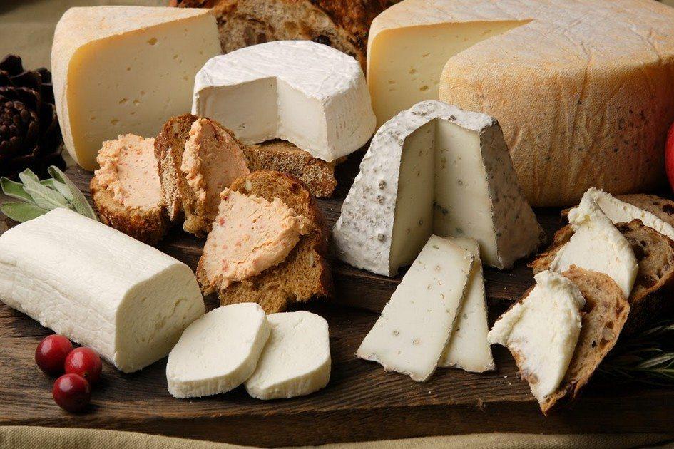 Você sabe qual é o melhor tipo de queijo para dieta? Entre as opções, ricota, minas ou cottage costumam ser os preferidos. Aprenda a diferença entre eles!