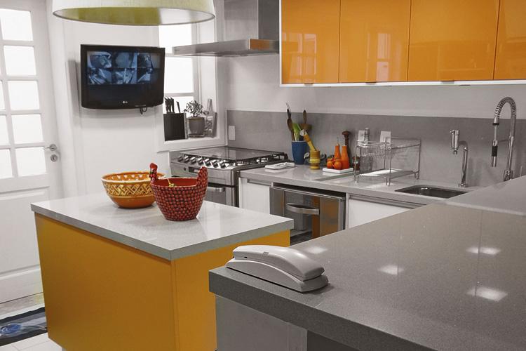 Confira este projeto de reforma na cozinha que, além de acrescentar um toque de cor, deixou o ambiente muito mais funcional!