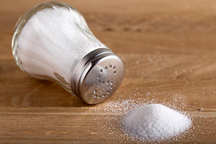 Segundo estudo recente, se as pessoas diminuíssem a quantidade de sal as chances de morrerem cairia muito. Veja mais sobre essa pesquisa e substitua o sal!