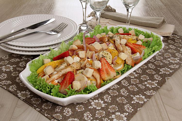 Aprenda a fazer uma deliciosa salada completa de frango com molho de orégano. É prática, é rápida e vale por uma refeição! Clique e confira a receita!
