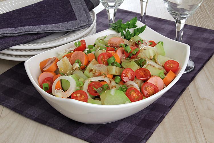 Faça uma deliciosa salada de chuchu com salsicha que fica pronta em apenas 20 minutos! Clique, confira a receita e faça já em casa!
