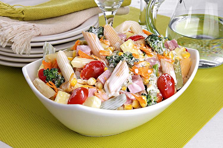Aprenda a fazer uma receita de salada de macarrão com legumes e frios! É cremosa, superfácil de fazer e fica uma delícia! Clique e confira!
