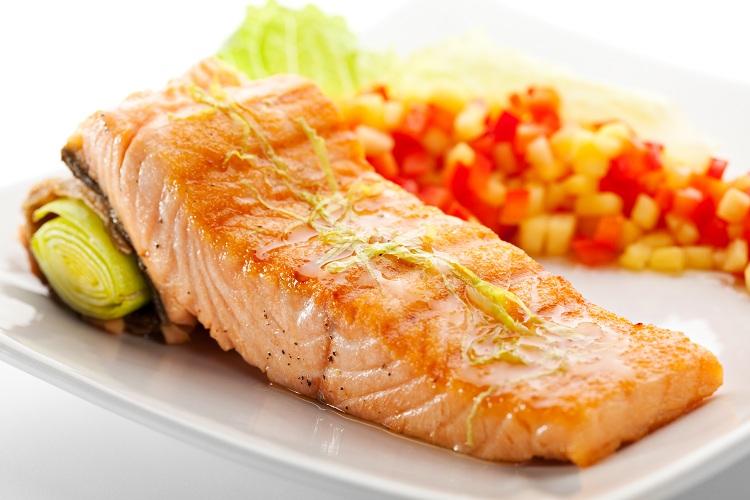 O salmão é rico em ômega-3 que possui diversas propriedades benéficas para o organismo! Saiba mais sobre esse peixe saboroso.