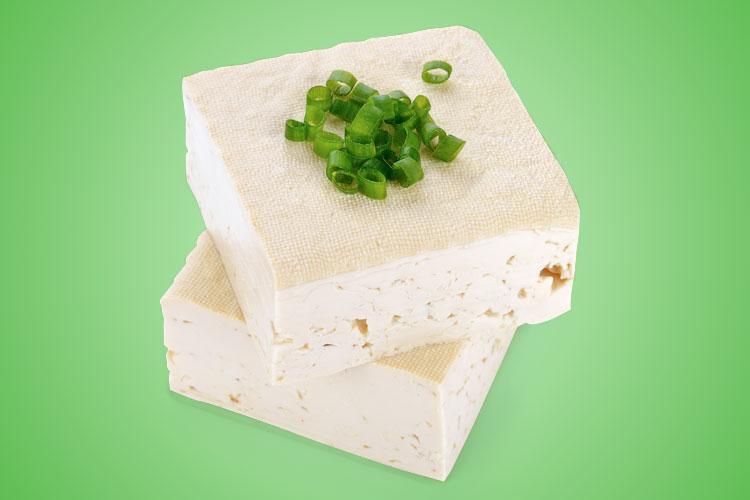 O tofu é uma excelente fonte de vitaminas e minerais! Conheça as propriedades e nutrientes desse alimento feito à base de soja.