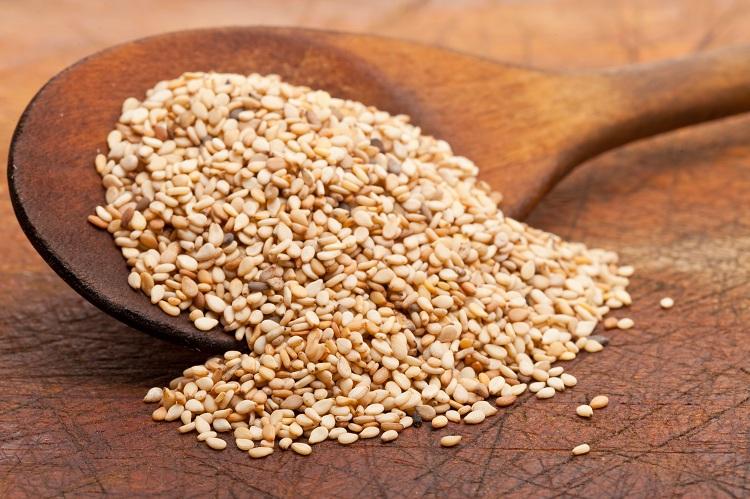 Você sabia que o gergelim previne a osteoporose e ajuda no controle do diabetes? Confira quais são os principais nutrientes dessa sementinha!
