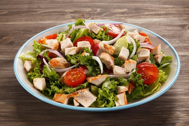 Sabia que é possível adicionar outros ingredientes à sua salada? Veja dicas de como compor e deixe-a muito mais saborosa e nutritiva!